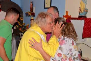 Un vecino echa un cable para la misa en Tecén (Foto Francisco J. Santana)